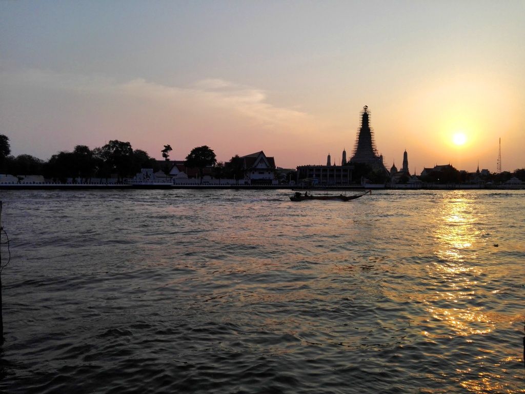 sunset at Wat Arun