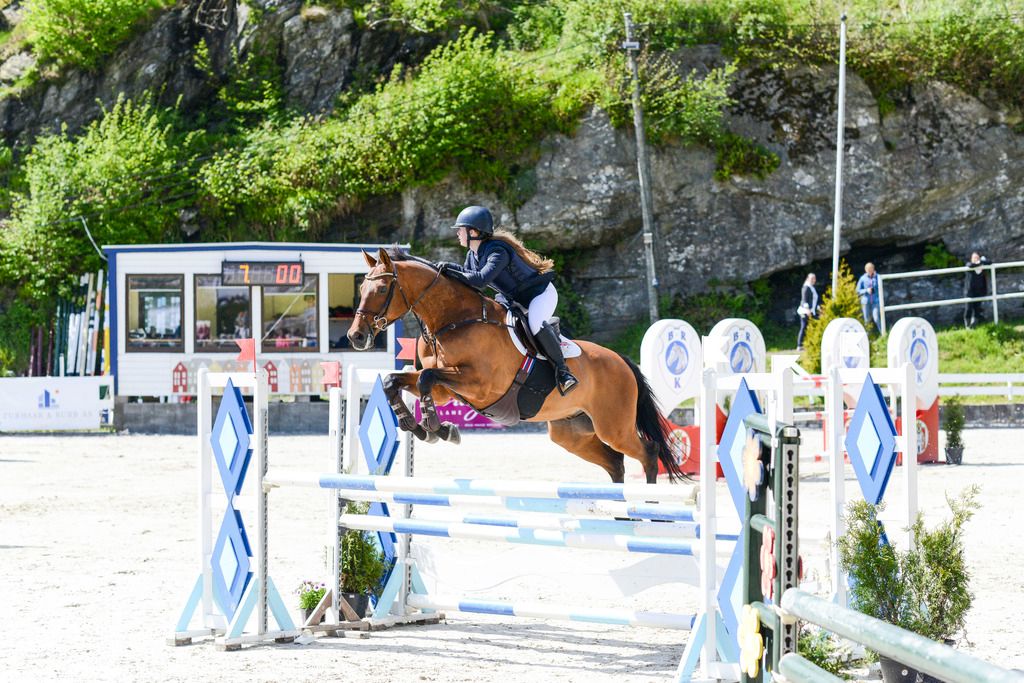 Thea Pettersen og Clayton på Bergen Horse Show. Foto: Ida Pettersen photo BHS_zpsmjjrxncg.jpg
