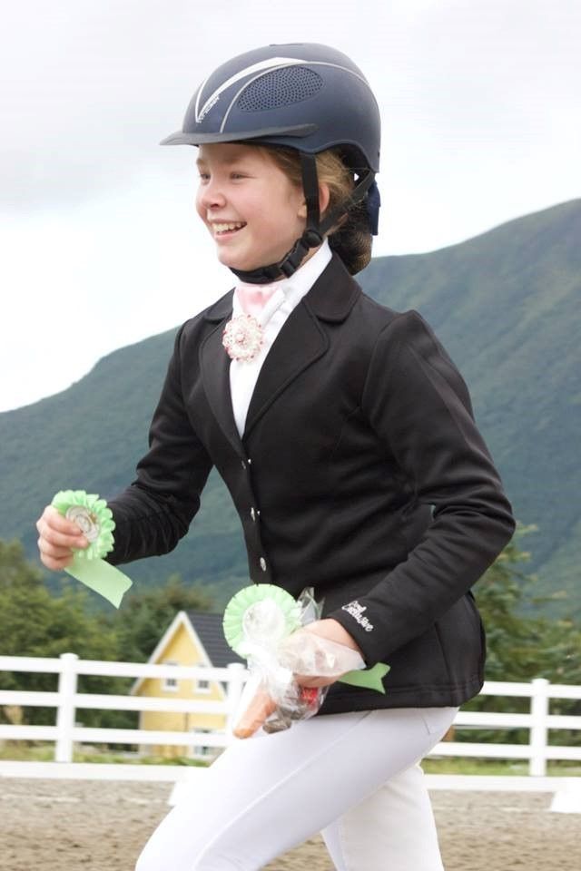 Elena Garnes Johansen photo Elena Garnes Johansen - Fikk laringne en rideskoleponni Red Light og fikk gode prosenter_zpssn3wb5rh.jpg