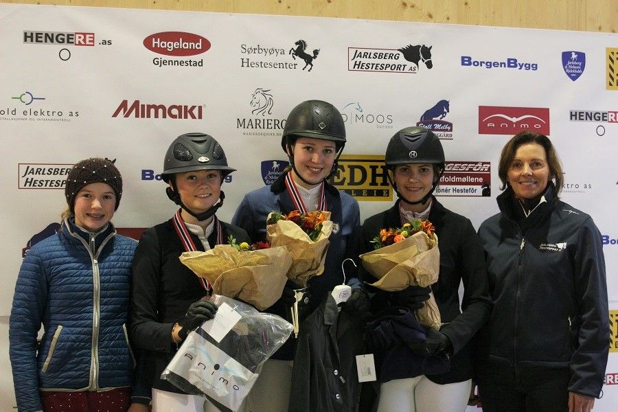 Medaljevinnerne. Innendørs-NM for juniorer. Foto: Rebecca Ballestad-Mender photo Martine Moe Charlotte Backe Anna Stangeland Nora Arnesen Karianne Eriksen_zpsnikpgya6.jpg