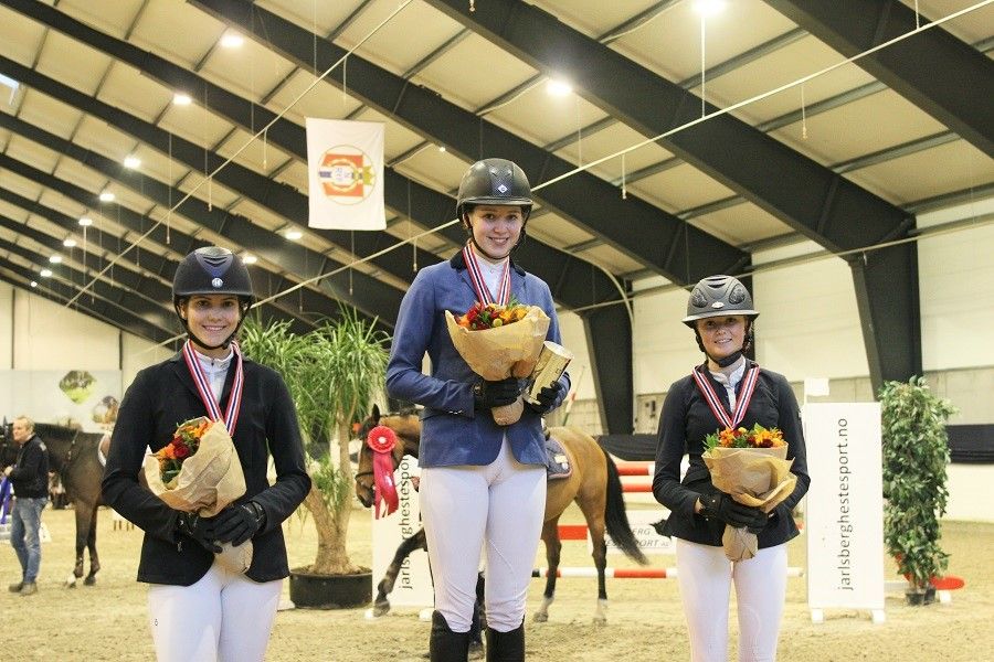 Medaljevinnerne. Innendørs-NM for juniorer. Foto: Rebecca Ballestad-Mender photo Nora Arnesen til venstre Anna Stangeland midten Charlotte Backe til hcopyyre_zpswrr2wqcf.jpg