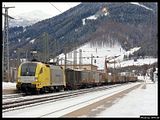 Die ES 64 U2 037 fährt mit einem Güterzug durch Matrei in Richtung Innsbruck