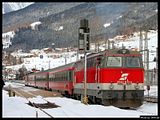 Die 2043.010 war am 10.02.2006 dem E 1875 nach Lienz vorgespannt. Am Zugschluss schiebt eine 1044 nach, damit über die langen Steigungsstrecken der Fahrplan eingehalten wird.