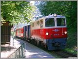 Die 2095.05 hält mit Zug 6906 in der Haltestelle Schillerpark.