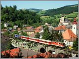 Wenig spter passiert die 2095.009 mit dem R 6913 diese Stelle (18.07.2006)