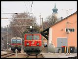 Betriebsruhe in Mistelbach: Die 1042.034 wartet auf ihren Güterzug, dahinter der 5047.059 auf seine nächste Fahrt nach Laa an der Thaya (23.02.2006)