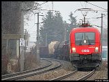 Die 1116.123 bringt einen Güterzug nach Gloggnitz.