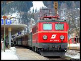 Die 1141.024 wartet auf die Abfahrt nach Wiener Neustadt. (Mrzzuschlag 4.03.2006)