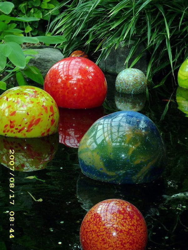 http://i34.photobucket.com/albums/d130/sozobe/chihulykoipond.jpg