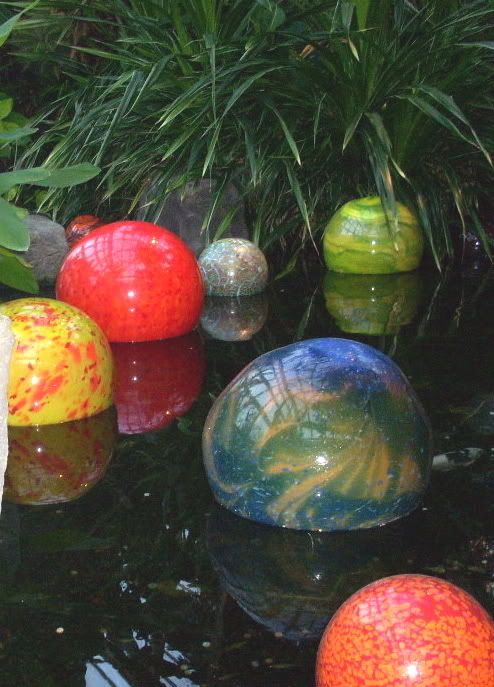 http://i34.photobucket.com/albums/d130/sozobe/chihulypond.jpg