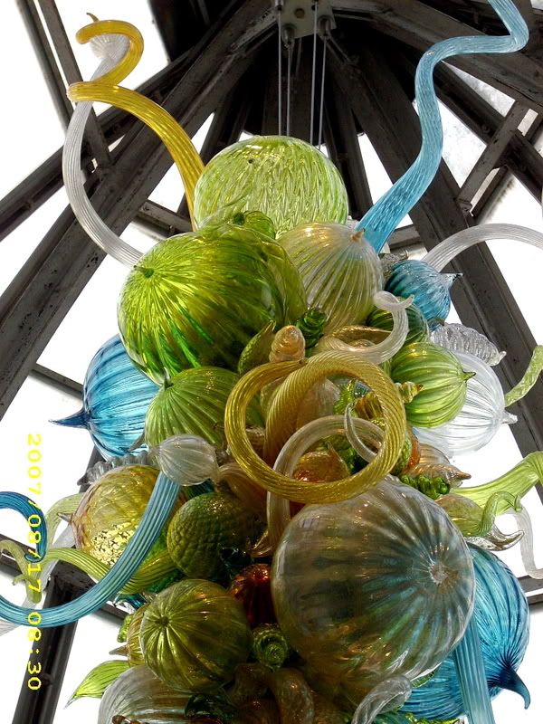 http://i34.photobucket.com/albums/d130/sozobe/palmchihuly.jpg