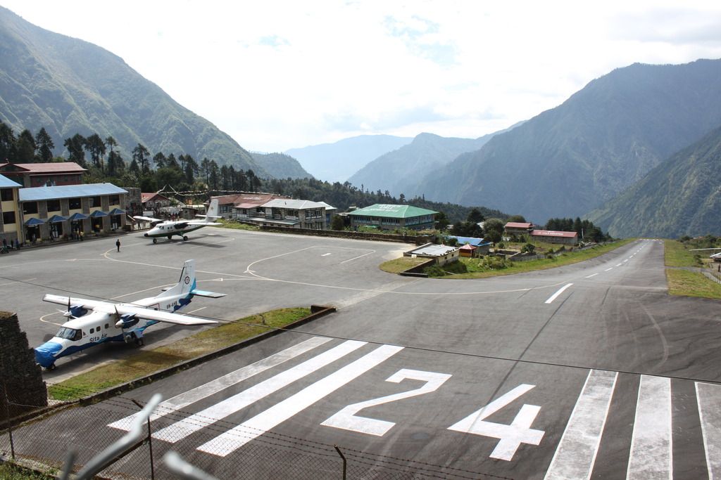 Lukla_airport_2010_zpspoqh22y0.jpg