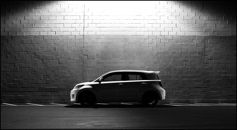 IMAGE: http://i34.photobucket.com/albums/d140/zillon3/Photography/Automotive/lshoot-003bw.jpg