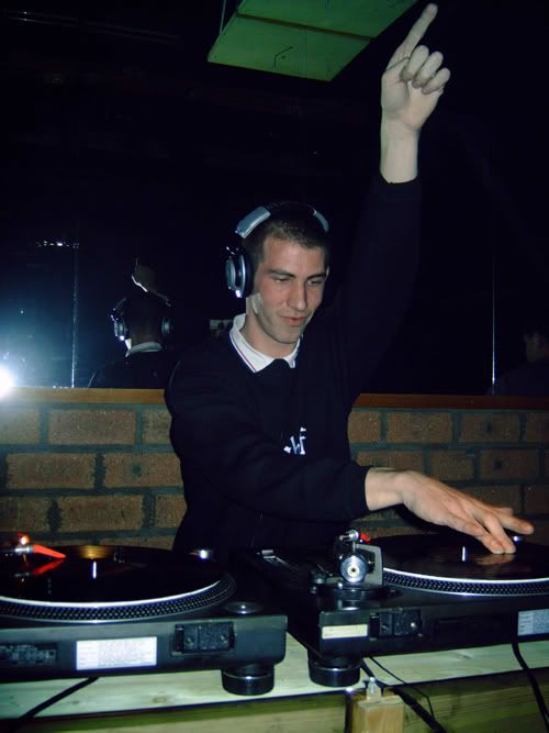 [img]http://i34.photobucket.com/albums/d145/dj-robofish/M51110192.jpg[/img]