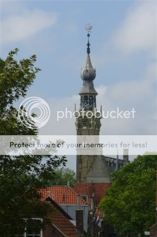 Het Stadhuis uit de vijftiende eeuw met de prachtige voorgevel; de toren met het klokkenspel dateert van het eind van de zestiende eeuw. Het carillon is verkozen tot een van de mooiste van Nederland.